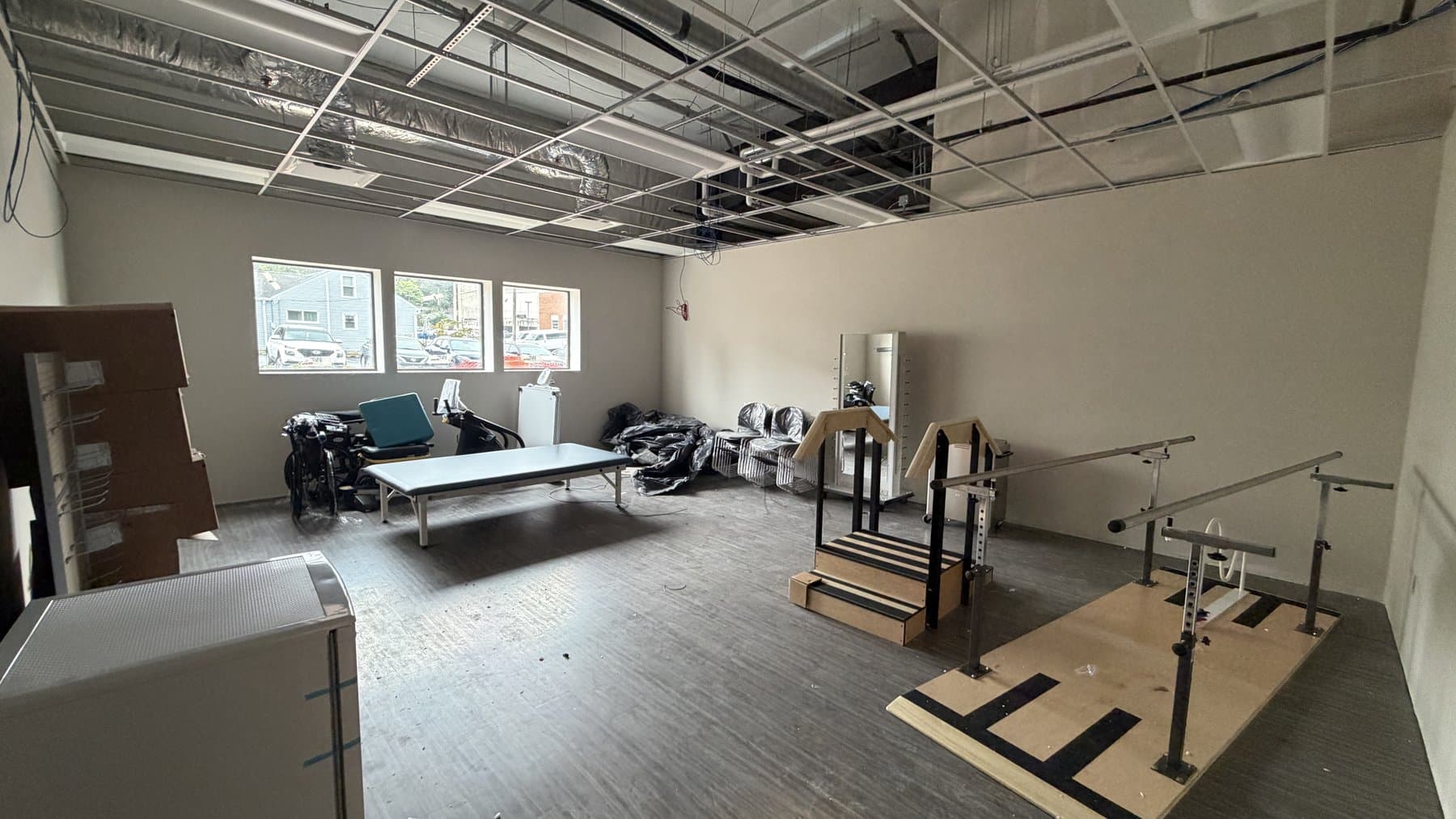 Therapy space with parallel bars and a wood handrail
